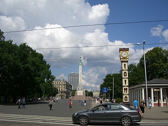 Часы Лайма у памятника Свободы Латвии